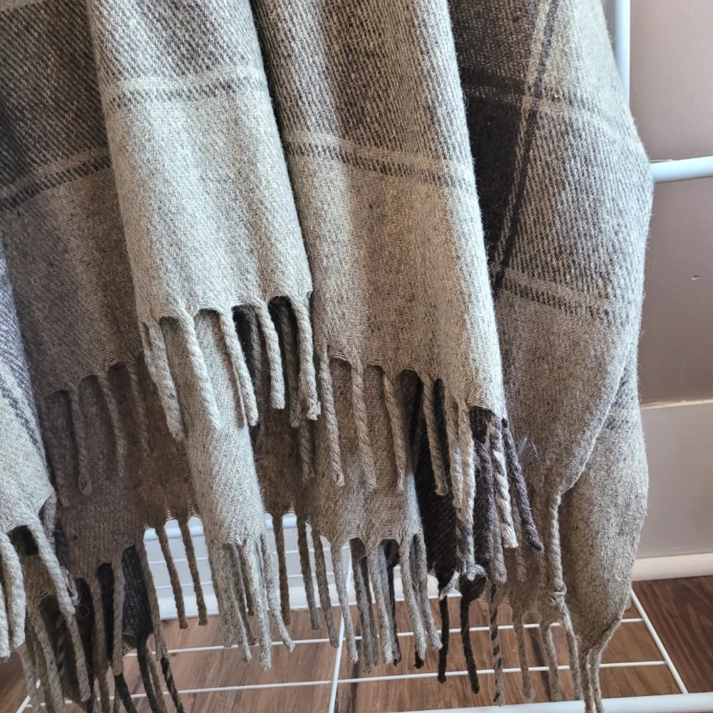 Artisan Made Wool Blanket Poncho - Picture 4 of 12